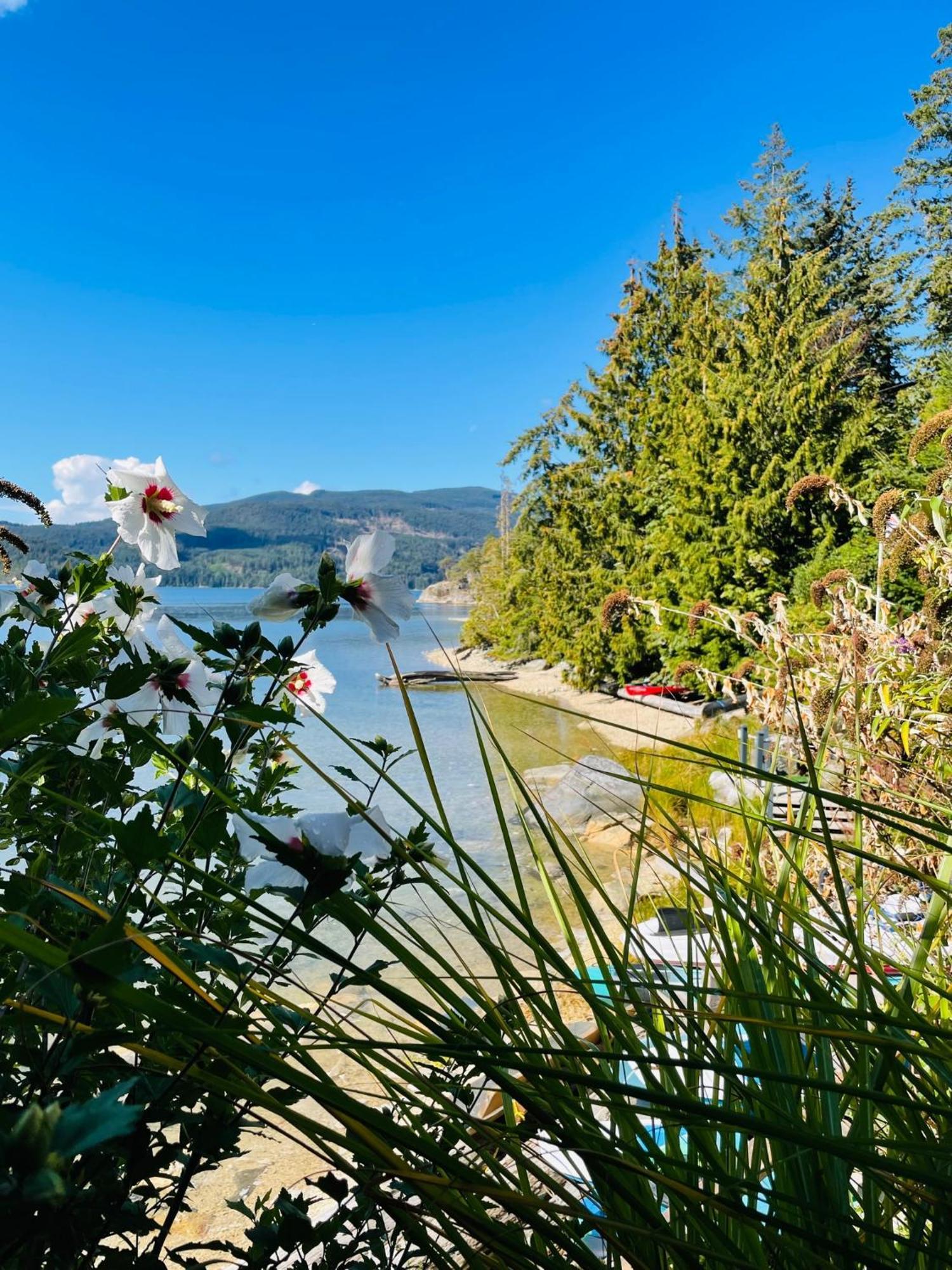 The Tuwanek Hotel And Spa Sechelt Exterior foto
